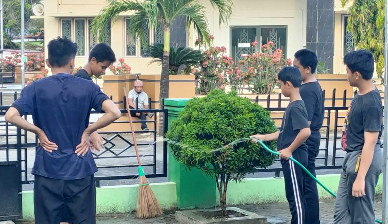 Ahad Bersih : Santri Al-Madani Wujudkan Lingkungan Bersih dan Sehat