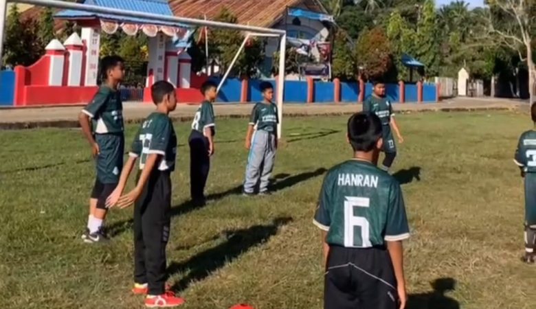 Ekskul Futsal Tim Real Madani : Menyatu dalam Semangat dan Kebersamaan