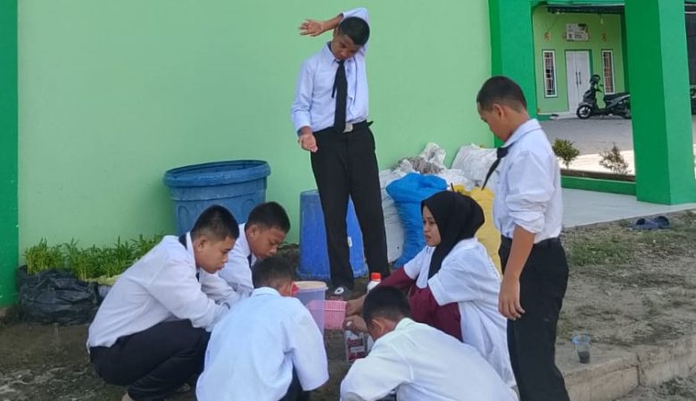 Santri SMP Trensaintek Al-Madani Sinjai Memanfaatkan Limbah Dapur untuk Penyubur Tanaman.