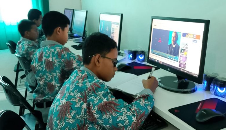 Laboratorium Maya : Ikhtiar Pesantren Al-Madani Sinjai untuk Pembelajaran MIPA Berbasis Teknologi
