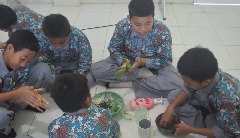 Menyusun Konfigurasi Elektron: Eksperimen Kreatif Santri SMP Trensaintek Al-Madani Sinjai dalam Memahami Struktur Atom