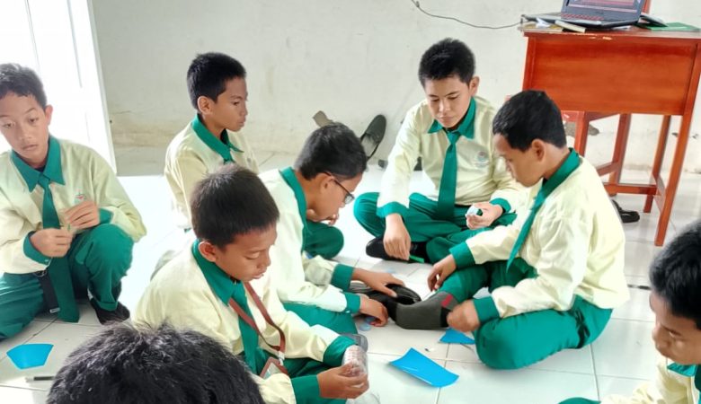 Menggunakan Botol Bekas, Santri Al-Madani Temukan Faktor Kecepatan pada Mobil Layar