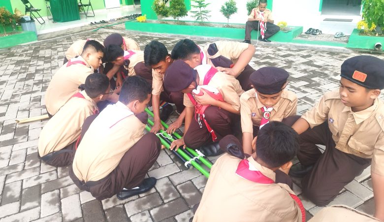 Latihan Pionering : Melatih Kreatifitas dan Ketangkasan Santri dalam Kegiatan Kepramukaan