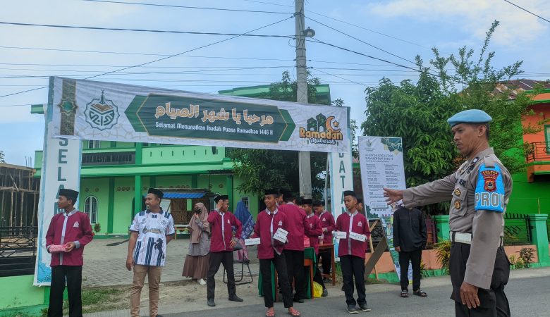 Santri Al-Madani Sinjai Gelar Aksi Berbagi Takjil di Bulan Ramadhan