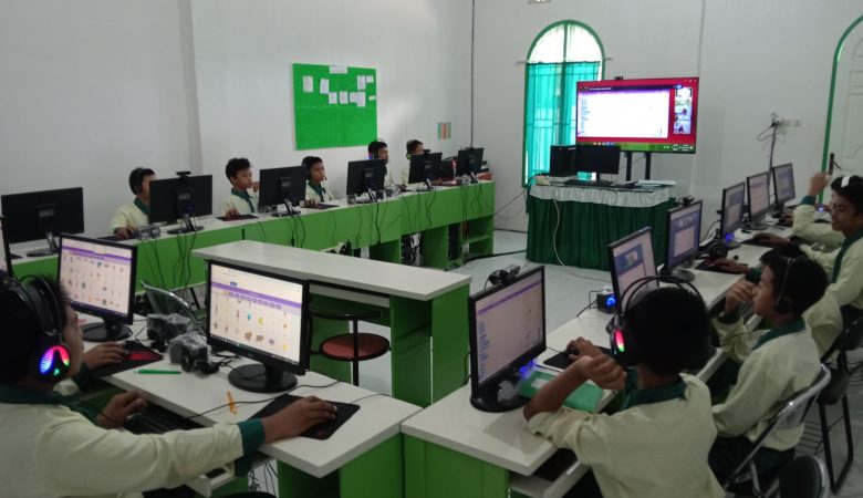 Eksplorasi Seru Dunia Sains Lewat Coding : Santri Lanjutkan Program Coding dengan Tema “Organism and Food”.