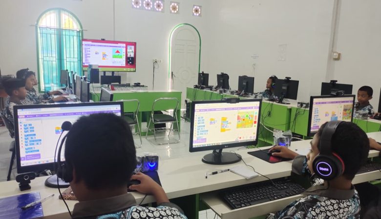 Santri Kelas 7-B Bangun Rumah Digital dalam Pembelajaran Coding!