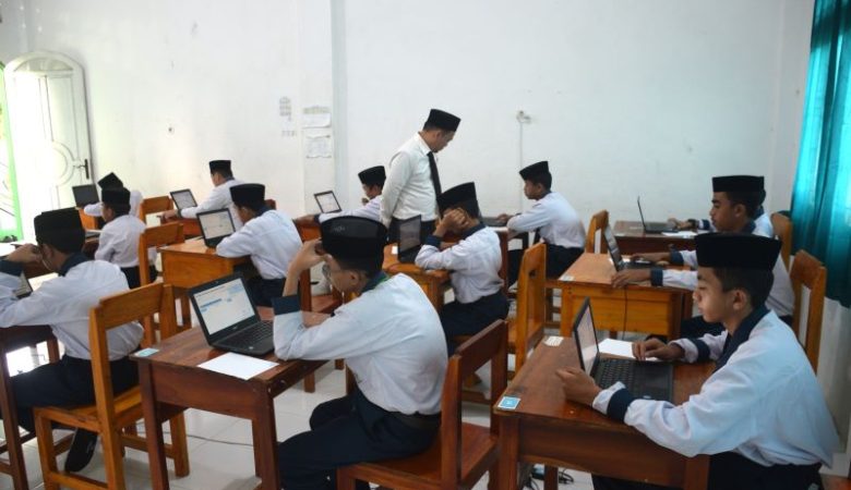 Hari ini, Santri Al-Madani Mulai Ujian dengan Sistem Online Berbasis Komputer