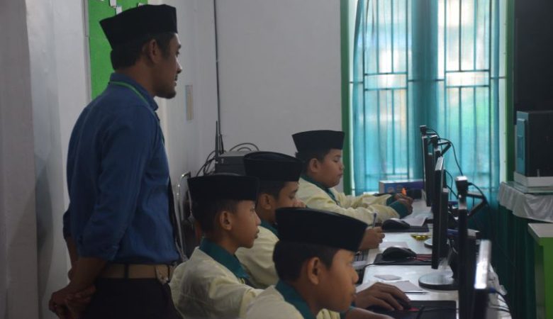 Pengawas Ujian Wajib Keliling! Al-Madani Terapkan Sistem Pengawasan Aktif di SAS Ganjil 2025/2026