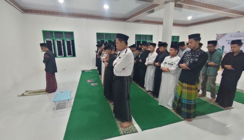 Gerhana Bulan Jadi Momentum Ibadah dan belajar, Santri Laksanakan Sholat Khusuf dengan Khidmat”